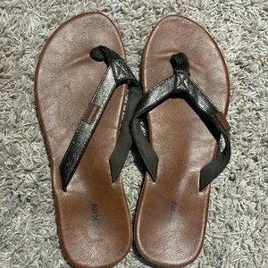 Rockin brown flip flops.